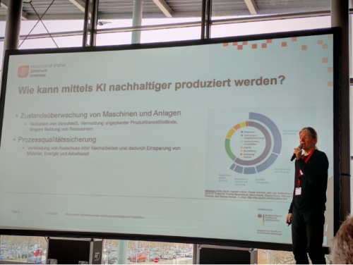 Ausschnitt des Vortrages mit der Frage "Wie kann mittels KI nachhaltiger produziert werden?"