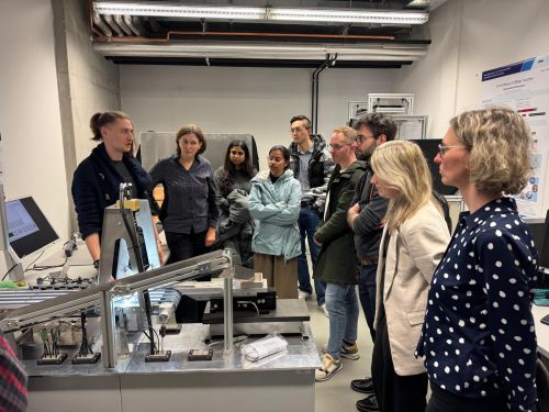 Menschengruppe in einem Labor