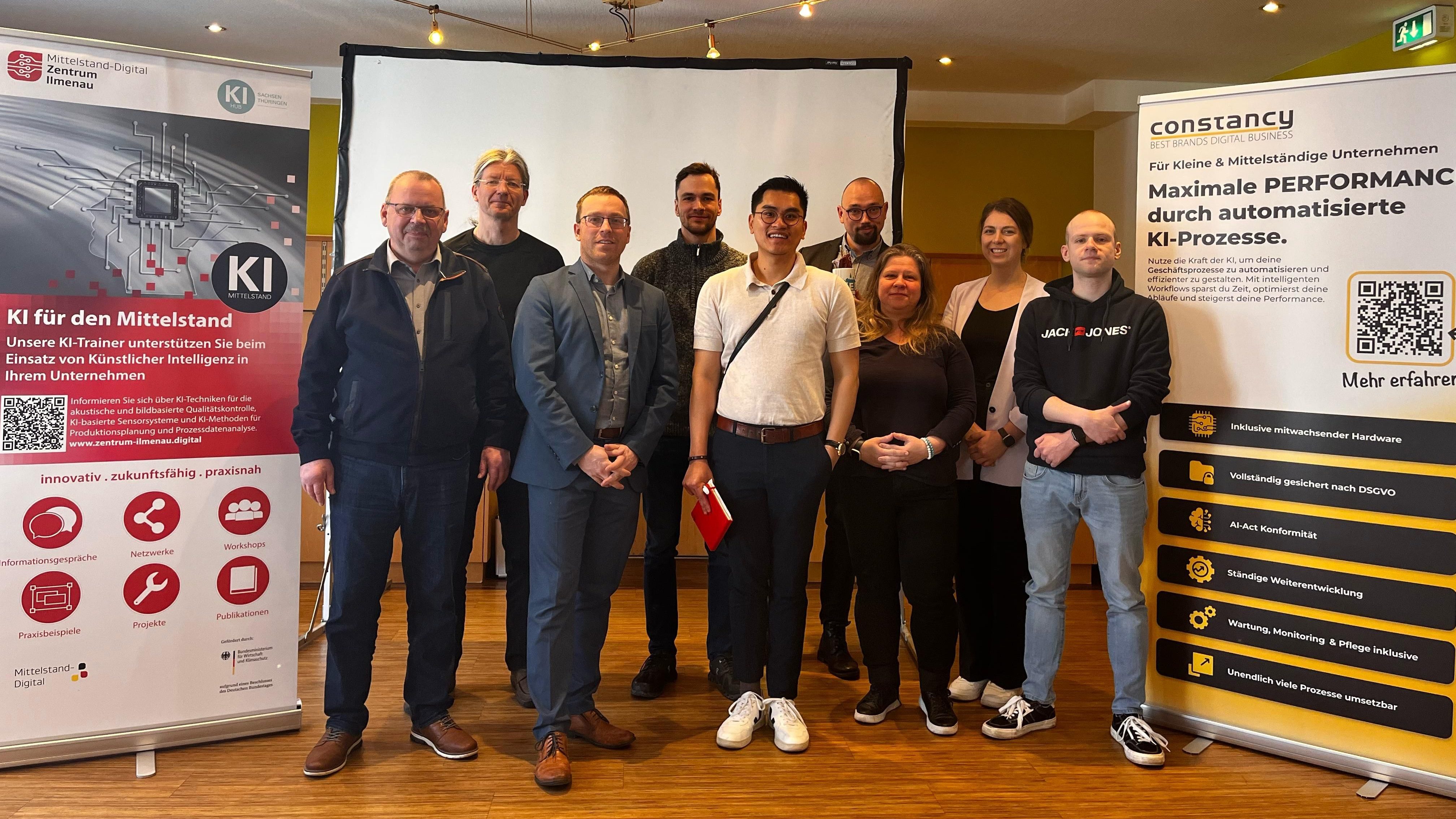 KI zum Frühstück Gruppe des Mittelstand-Digital Zentrums Ilmenau bei der Veranstaltung "KI zum Frühstück" gemeinsam vor Roll-Ups