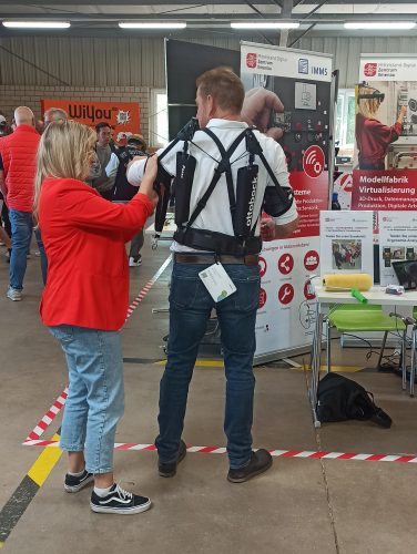 Person mit Exoskelett