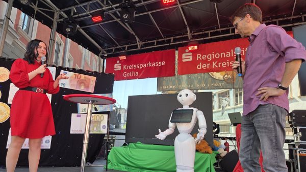 v.l.n.r.: Lisa Milke (Stadt Gotha), Pepper und Dr. Stefan Voigt (Mittelstand-Digital Zentrum Magdeburg) auf der Bühne