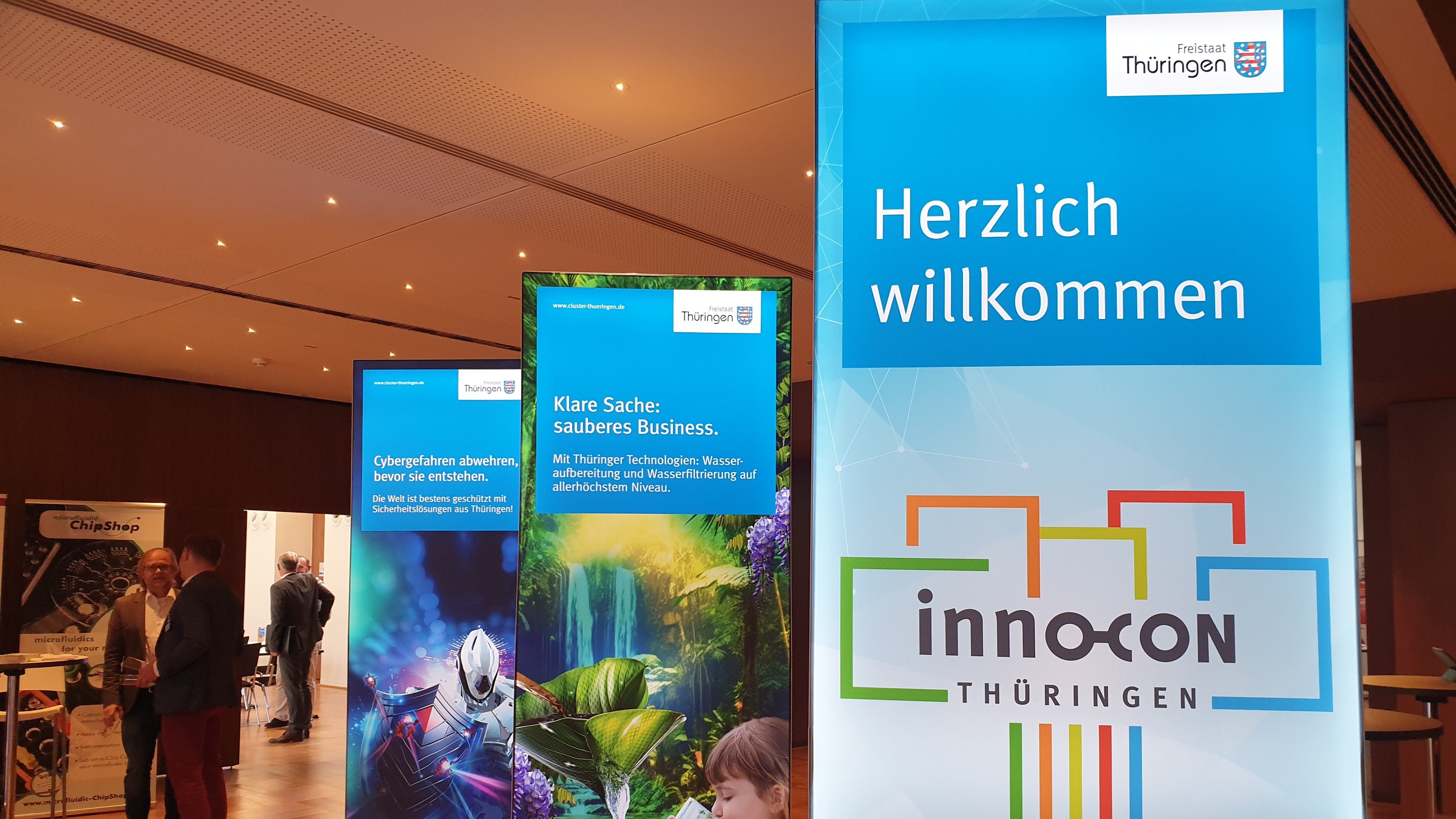 Eingangsbereich InnoCon 2025 beleuchtete Banner im Eingangsbereich mit der Aufschrift "Herzlich Willkommen InnoCon"