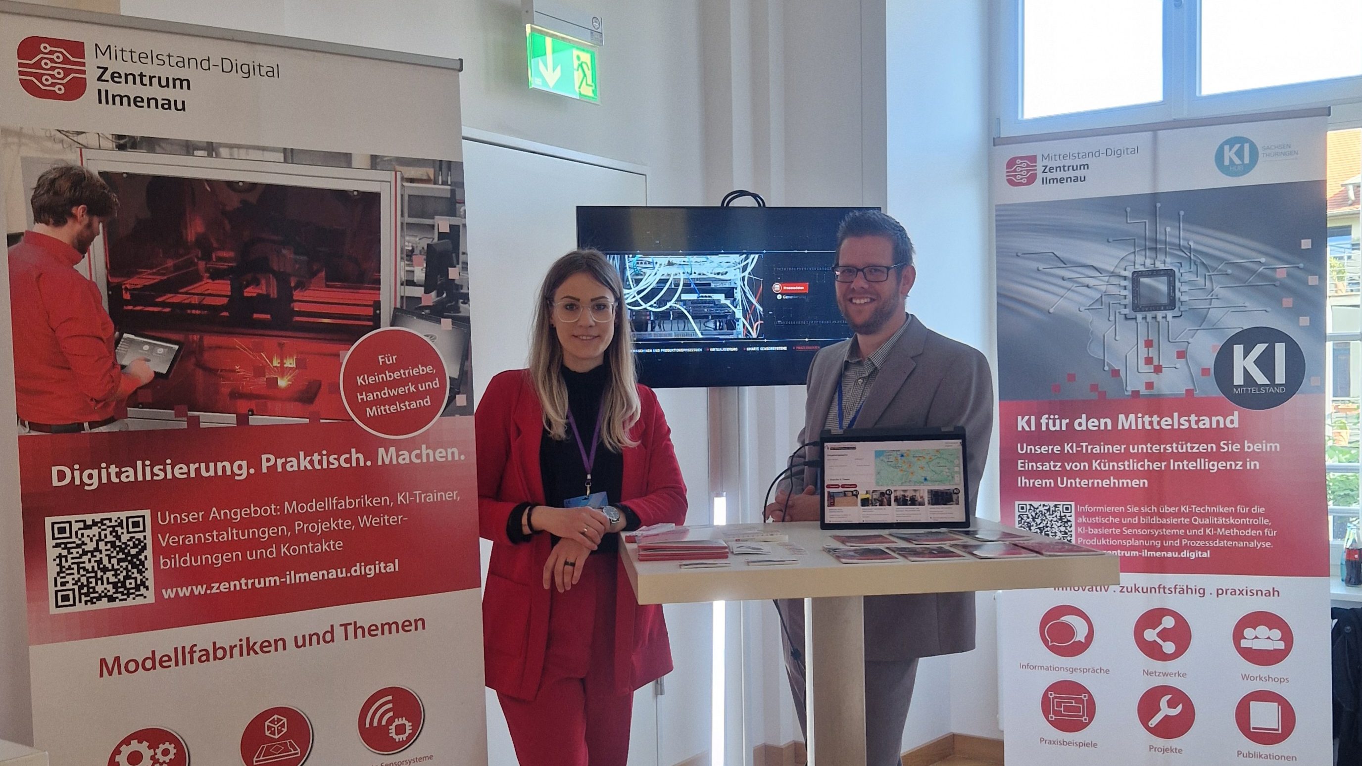 Zwei Personen vor einem Messestand