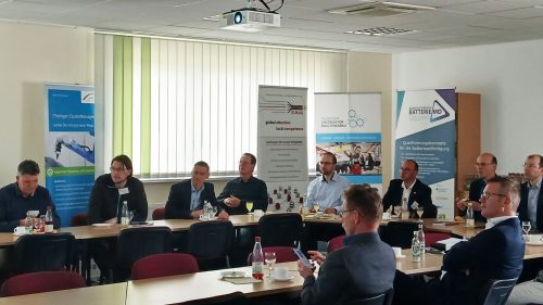 Menschen sitzen an einer großen Tafel