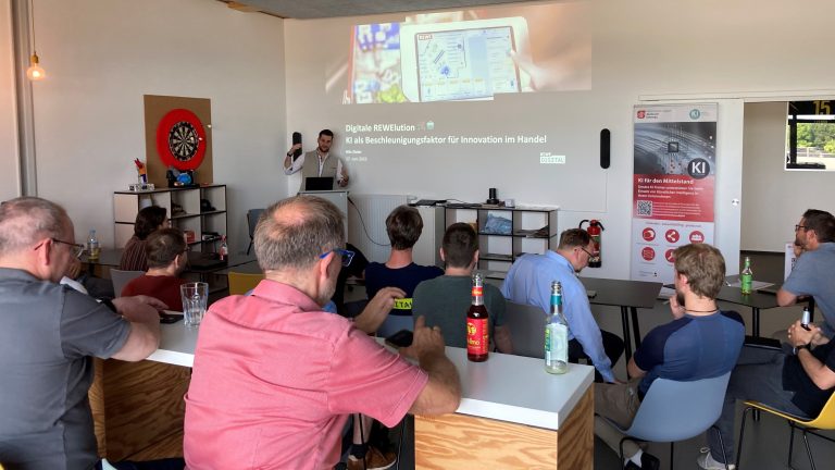 Personen an Tischen schauen auf einen Referenten