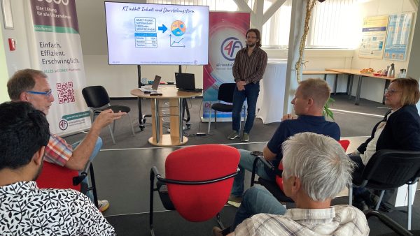 Referent Tom Starost bei seinem Vortrag über LLM-Agenten für Webshops Referent vor einem Publikum