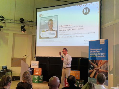 Ein Referent vor einer Leinwand