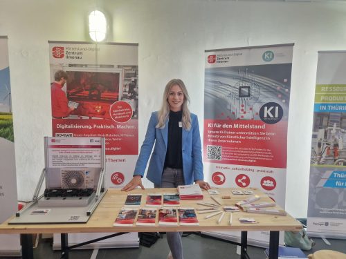 Eine Person an einem Messestand des Mittelstand-Digital Zentrums Ilmenau