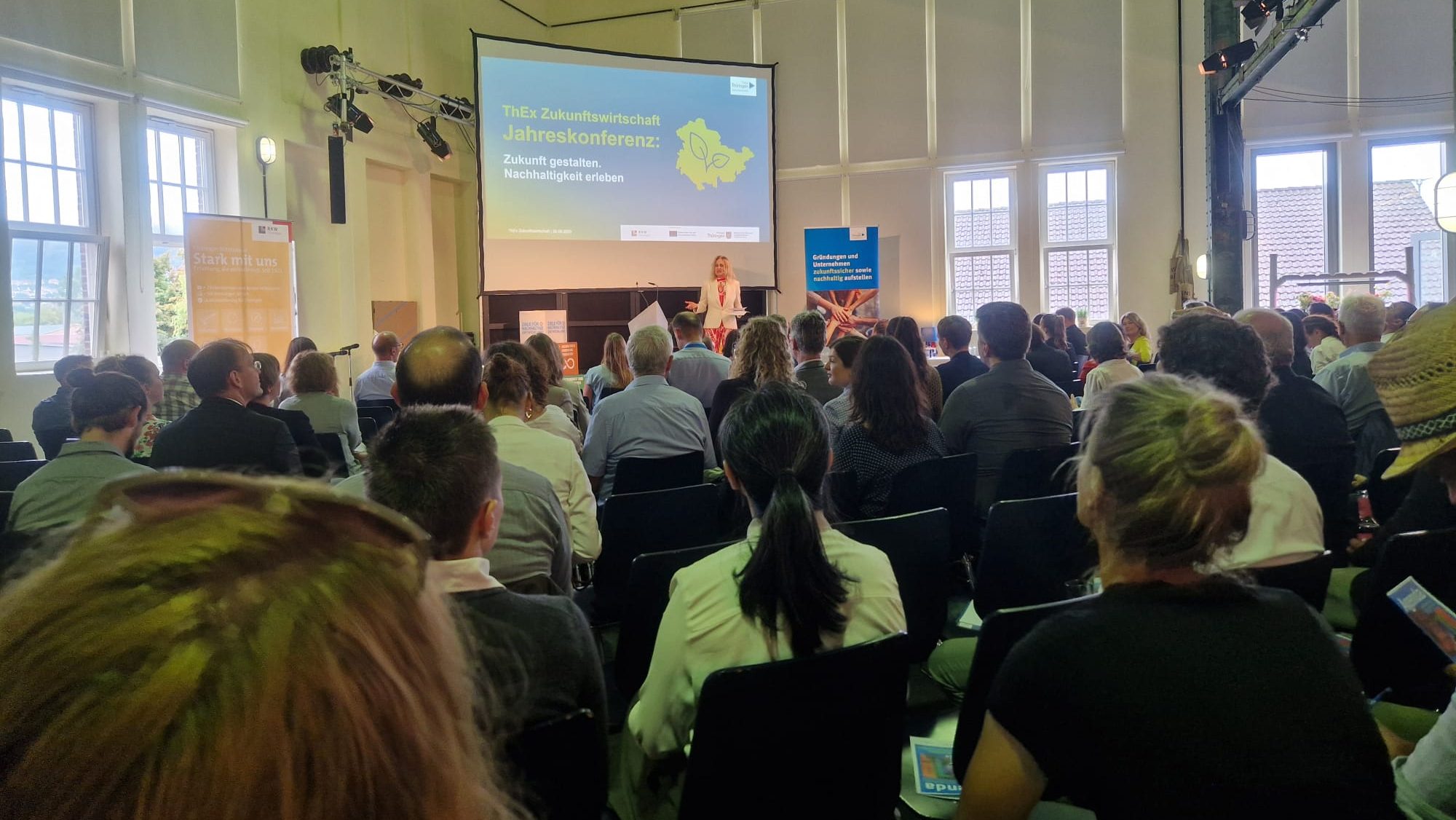 Zukunftskonferenz in Jena Viele Menschen sitzen in einem Raum und schauen auf einen Referenten