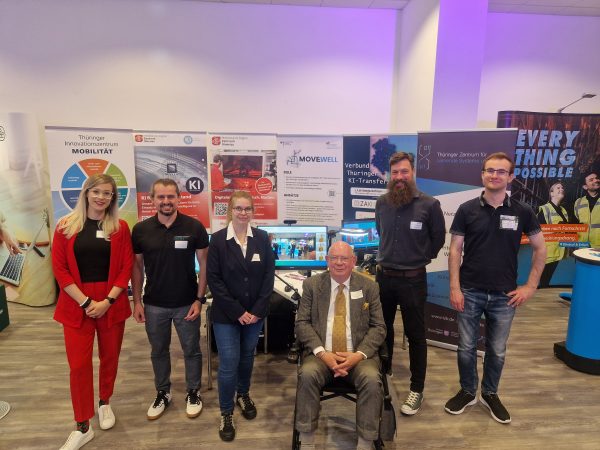Messestand der Thüringer KI-Verbunds Personen vor Roll-Ups